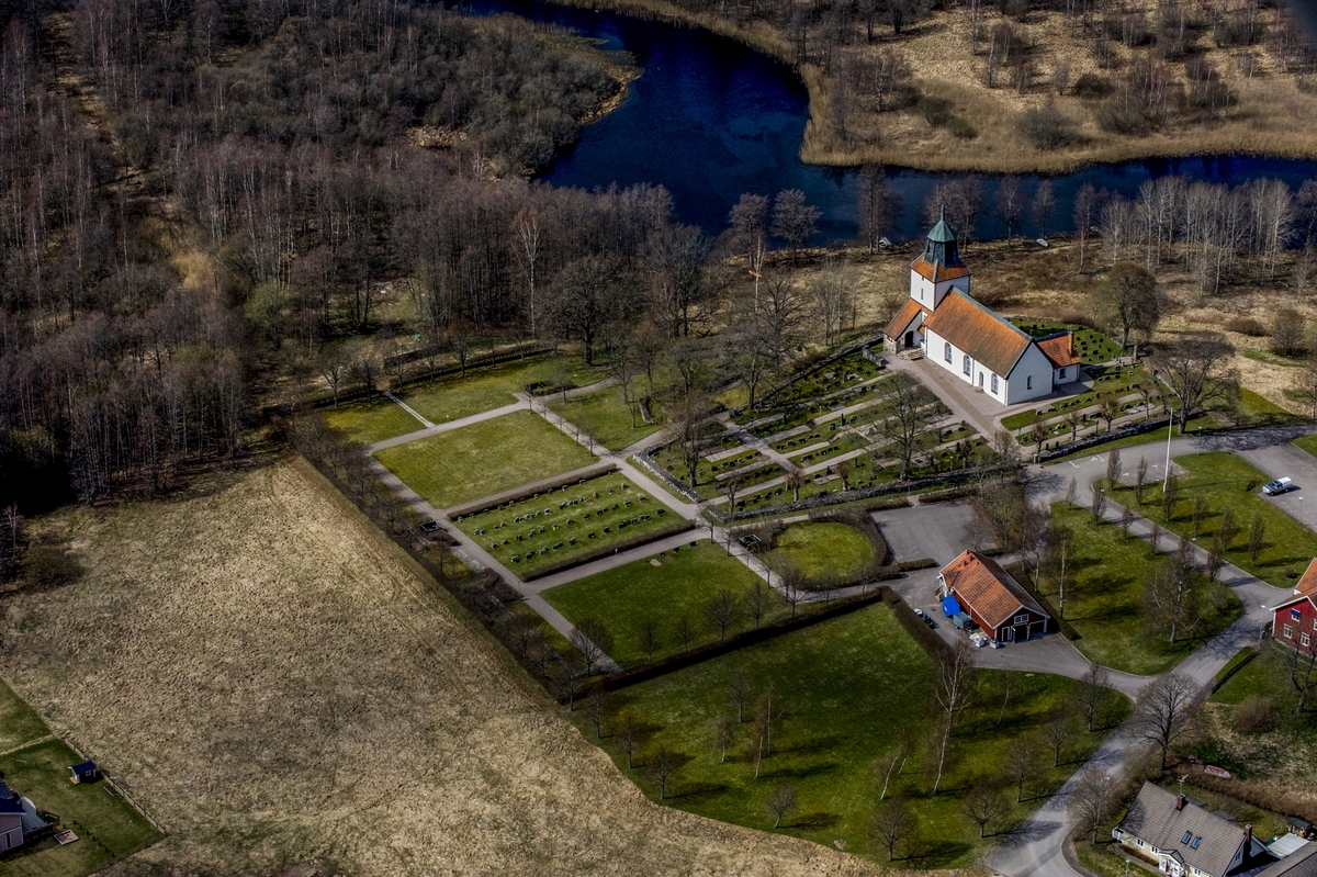 Flygfoto över Bäckseda kyrka i Vetlanda kommun.