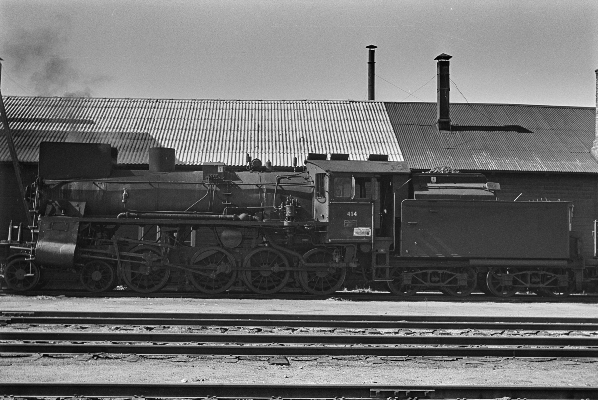 Damplokomotiv type 26c nr. 414 ved lokomotivstallen på Tynset stasjon.