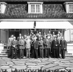 Direktør Gjestland fratrer.