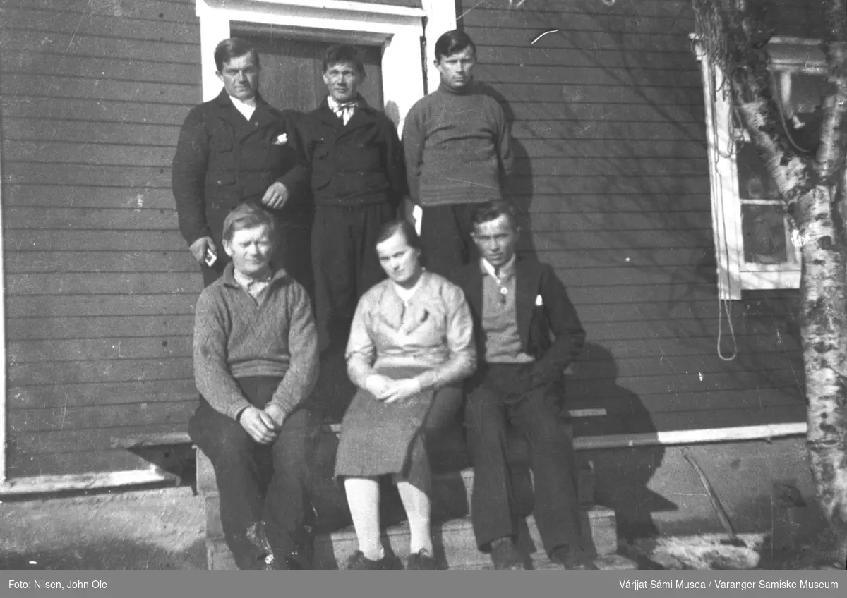 Gruppebilde av familien Nils A. Elen utenfor huset sitt i Fuoitnjárga / Bunes rundt 1940.