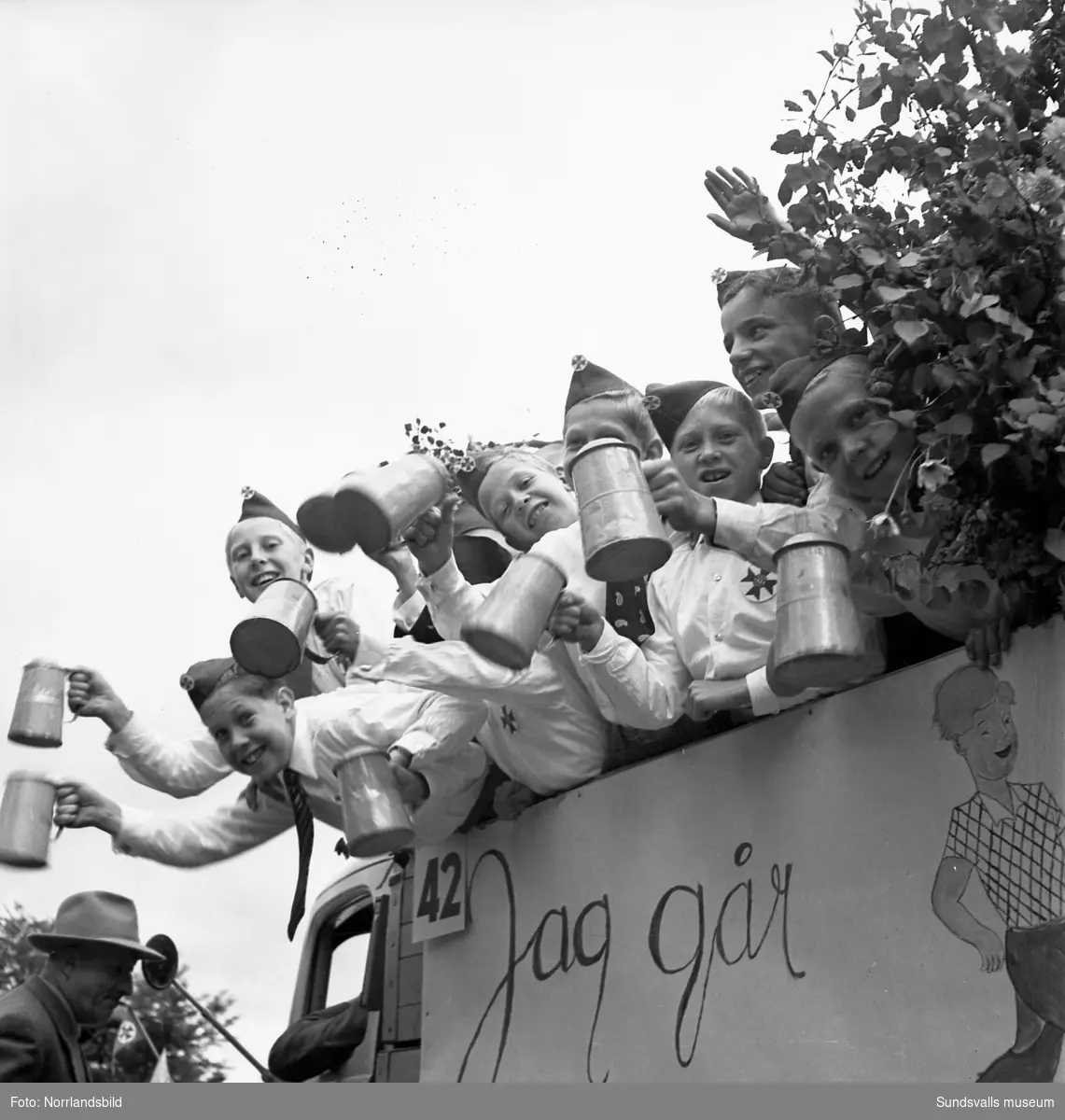 Barnens Dag 1950 med ett fantasifullt festtåg genom stan, parad med musikanter och massor av människor.