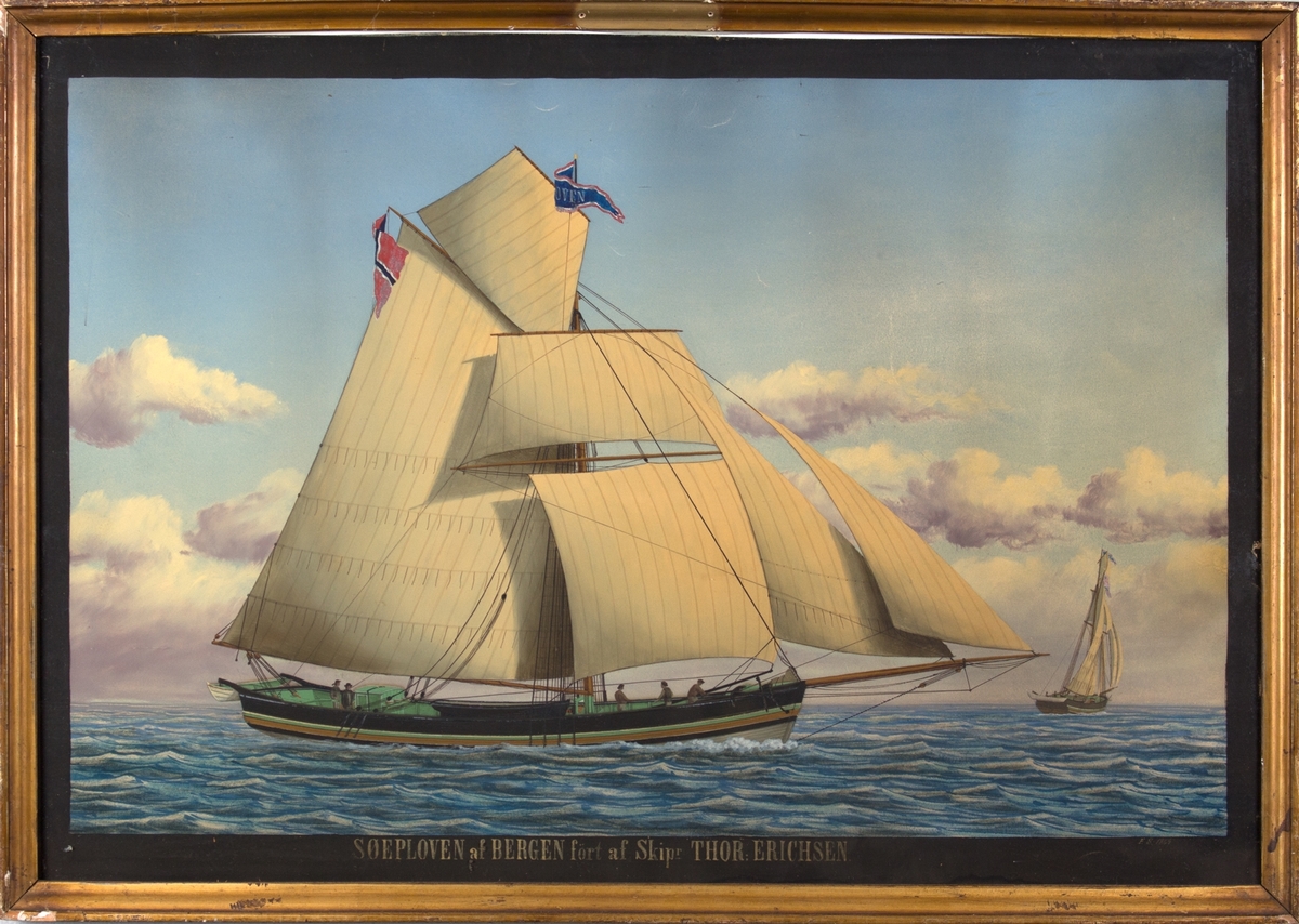 Skipsportrett av jakten SØEPLOVEN på åpent hav, fem mann ombord. Skipet sees også fra akter til høyre i motivet.