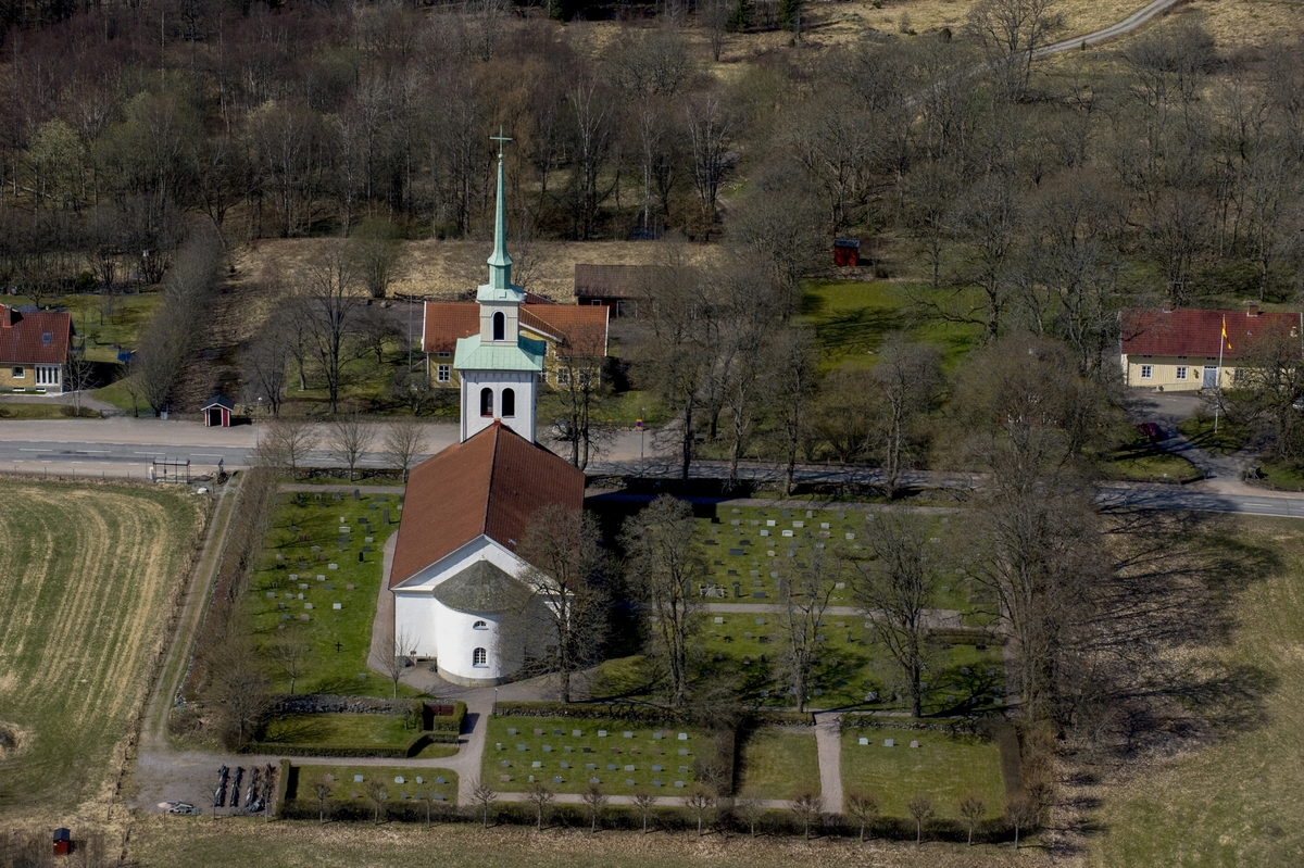 Flygfoto över Fröderyds kyrka i Vetlanda kommun.