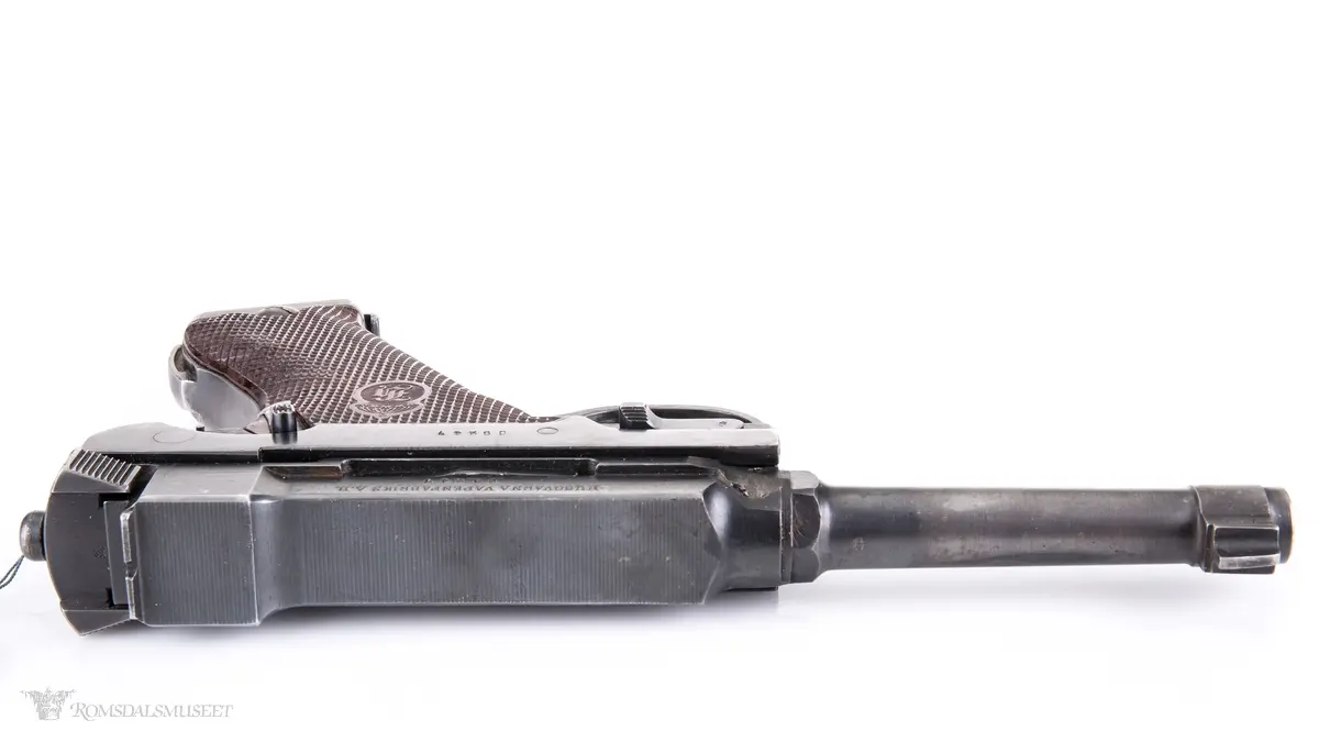 Pistol som designmessig ligner på en P08 Luger. Rekyldrevet, enkeltskuddspistol med låst sluttstykke og integrert hane.
