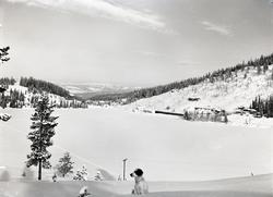 Nystølvatnet med Nystølen til venstre og Tonsåsen stasjon ti