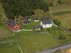 Sør-Fron.Småbruk, hvit en og enhalvetasjes våningshus, stor,