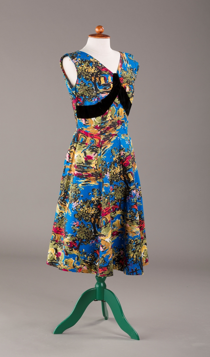 Spanskinspirert motiv med hus, hester og trær