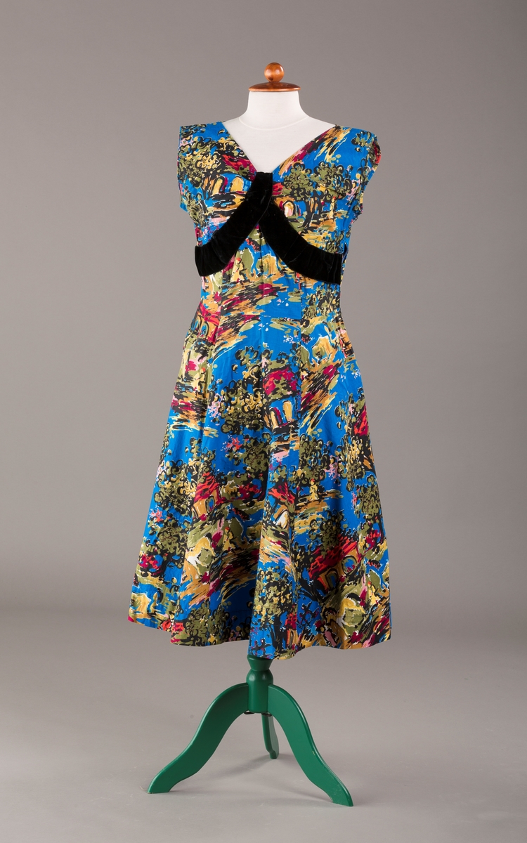 Spanskinspirert motiv med hus, hester og trær