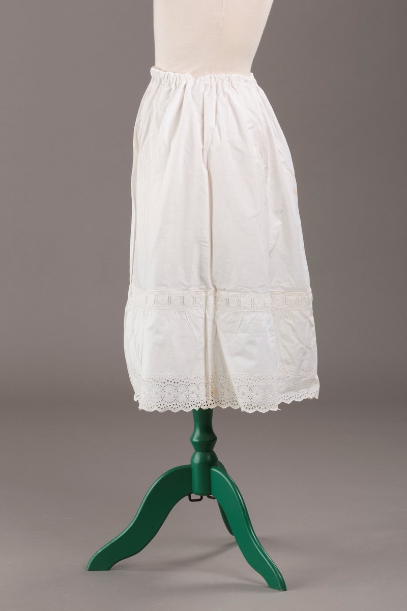 Form: Sydd sammen av seks høyder av ulik bredde og skjæring, blondekant, hullsøm, strikk i livet,