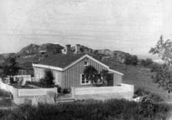 Foto av "Rødstua" i Banaveien 9 i Myra på Kirkelandet i Kris