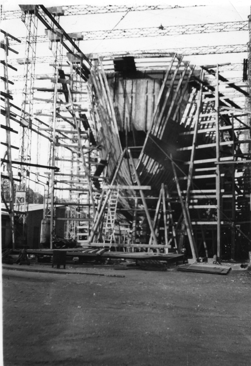 Byggenr. 31 v. Langesund Mekaniske Verksted: Kollbryn
8: "Sakte fart akterover". 
9: "Klar ved winchen".
12: "Kollbryn på slippen 17.5.1951".
13: "Kollbryn ved kaien 24.3.1951".