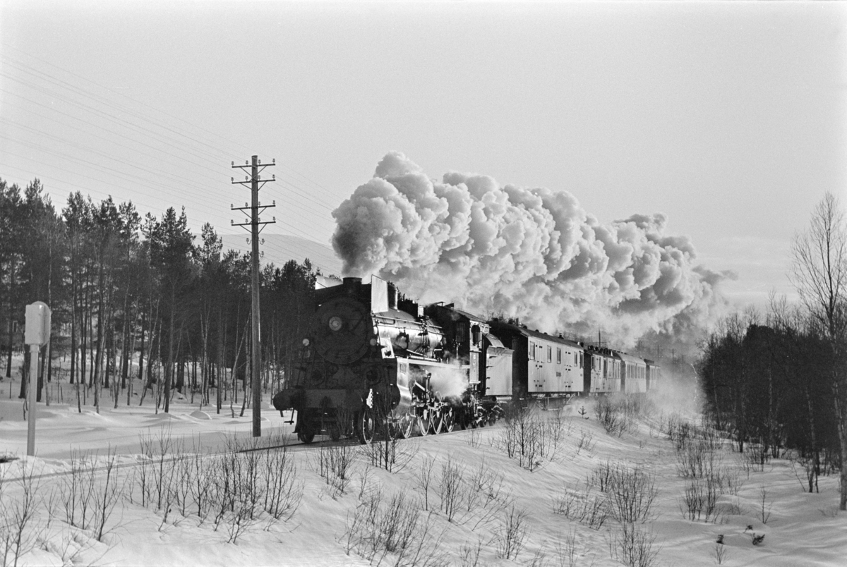 Dagtoget fra Oslo Ø til Trondheim over Røros, tog 301, ved Røstfossen mellom Os og Røros. Toget trekkes av damplokomotiv type 26c nr. 413.
