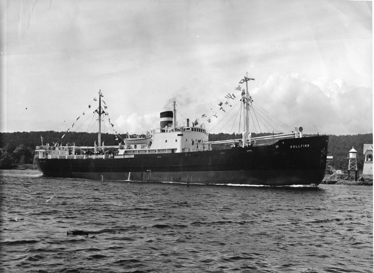 Byggenr. 32 v. LMV: Kollfinn.
Båten passerer Figgeskjær på vei nordover.
Foto nr. 3-4: Under bygging
Foto nr. 4: 17. mai 1951.
Foto nr. 5: Ved kai ved verftet.
Foto nr. 6: Kollfinn i sjøen.