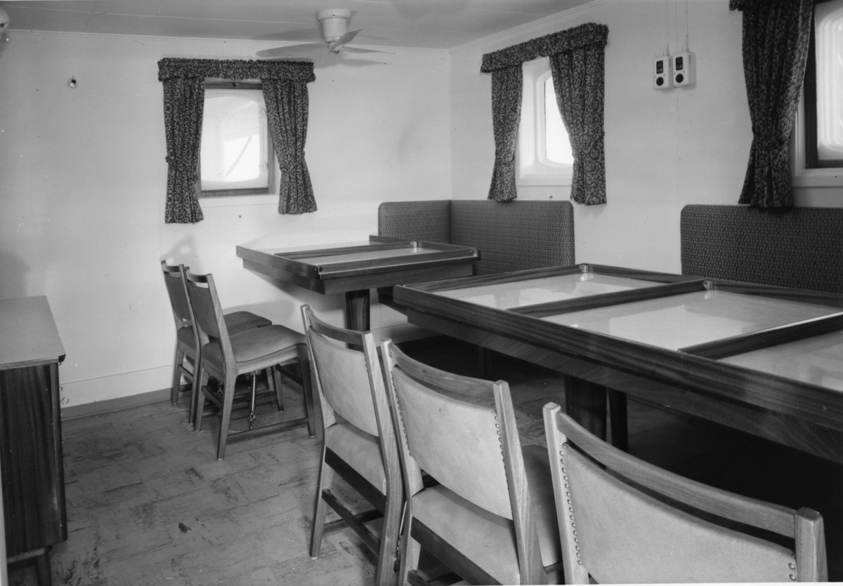 Byggenr. 44 v. Langesund Mekaniske Verksted: Amazonas.

Amazonas ligger ved kai ved verftet og på vannet.
9-17: Nyblin