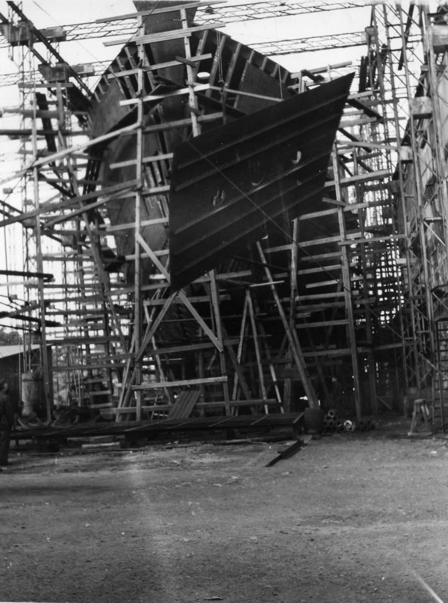 Byggenr. 31 v. Langesund Mekaniske Verksted: Kollbryn
8: "Sakte fart akterover". 
9: "Klar ved winchen".
12: "Kollbryn på slippen 17.5.1951".
13: "Kollbryn ved kaien 24.3.1951".