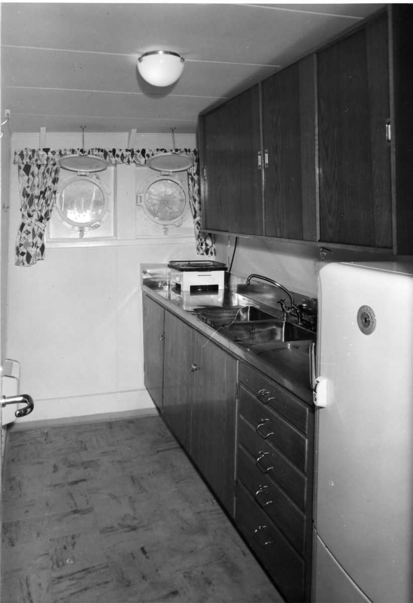 Byggenr. 44 v. Langesund Mekaniske Verksted: Amazonas.

Amazonas ligger ved kai ved verftet og på vannet.
9-17: Nyblin