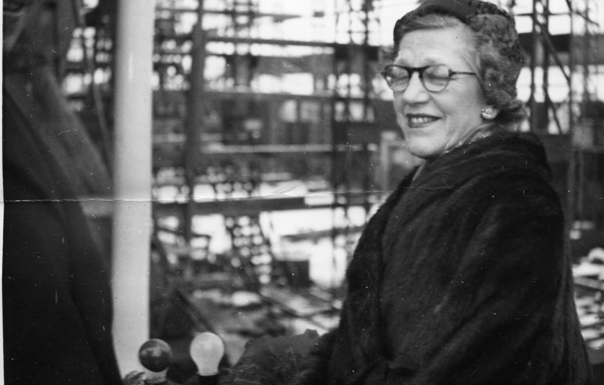 Byggenr. 42 v. LMV: Maria Teresa.
Kvinna som døper båten (med blomsterbukett) er "miss Angela Butts".