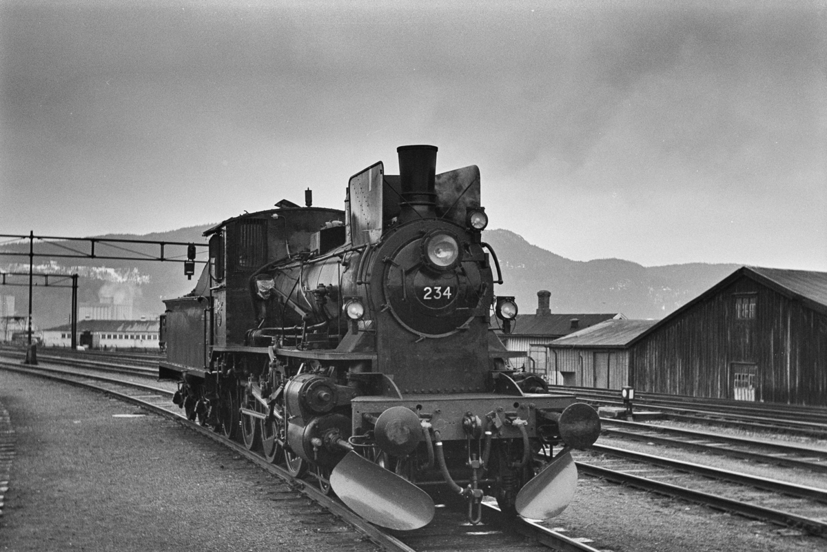 Damplokomotiv type 27a nr. 234, nyrevidert på Trondheim stasjon. Bildet er trolig tatt i forbindelse med prøvetur umiddelbart etter revisjonen.