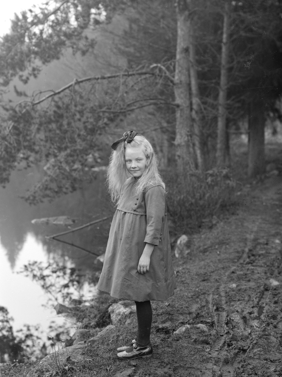 Porträtt av Eivor Andersson. Tiden är några år in på 1920-talet. Eivor var dotter till mjölnaren Johan Alfred Andersson och makan Ottilia Andersson, född Tollin. Familjen bodde i Kvarnforsen, Svinhult sn.