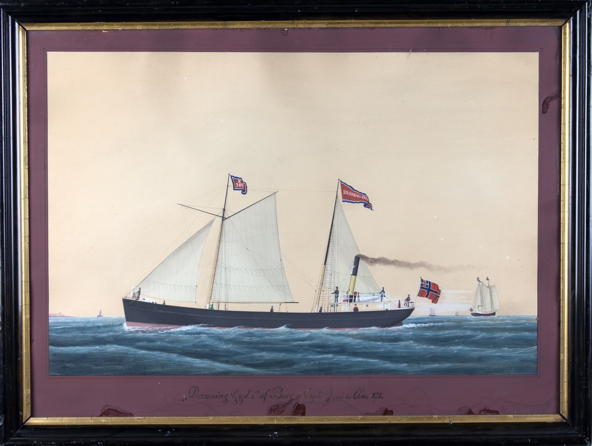 Skipsportrett av DS DRONNING GYDA under fart med full seilføring. Ser flere andre seilfartøy i bakgunnen. Skipet fører flagg med kjenningmerke samt vimpel med skipets navn og unisonsflagg akter. Ser tilsammen 8 personer på dekk.