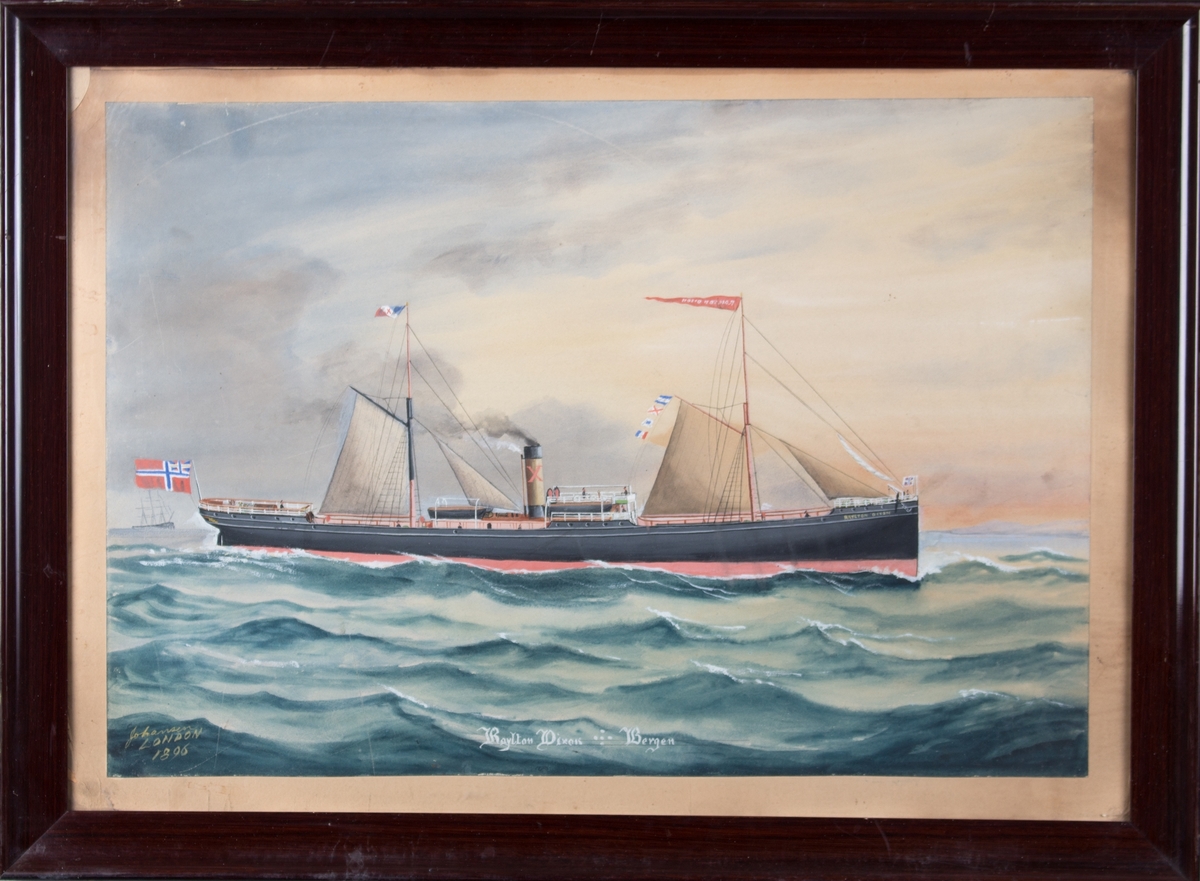Skipsportrett av DS RAYLON DIXON under fart med seilføring. Kystlandskap i høyre bakgrunn. I bakre mast flagg med X og i fremre mast vimpel med skipets navn. Skipet fører norsk flagg med unionsmerke i akter.
