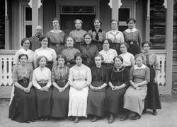 Jentekurset ved folkehøiskolen, 31.05.1914, 19 jenter og en 