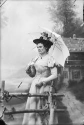 Portrett, kvinne M.Baadstø, atelierbilde