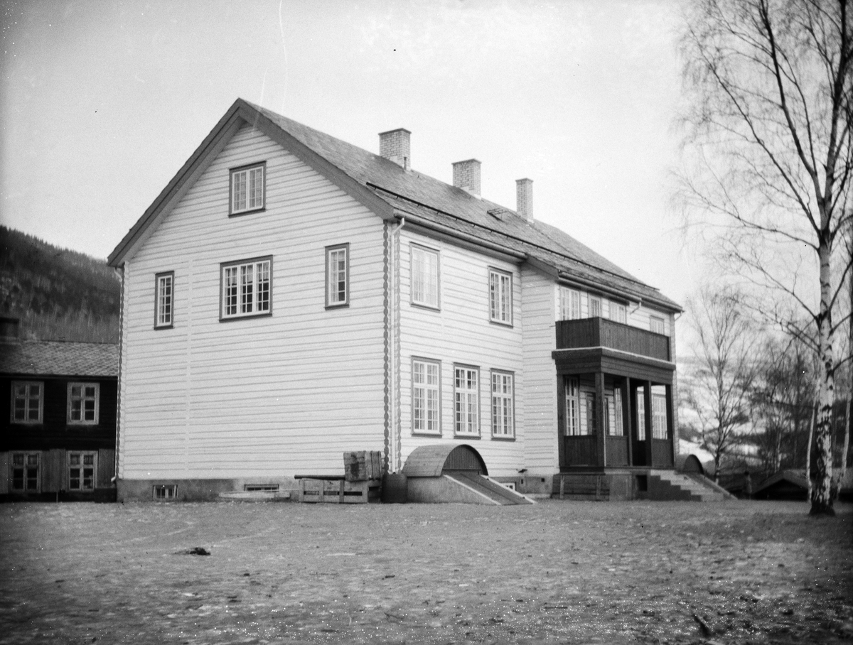 Ryssland skole også kalt Glassmestermoen skole ved Harpefoss, Sør-Fron, Bygd tidlig på 1900 tallet. Den gamle bygningen i bakgrunn.