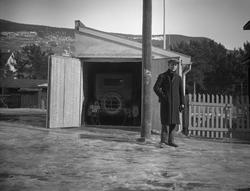 Bilen Bruna i garasjen med Ivar Kluften utenfor.