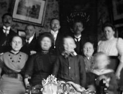 Gruppe voksne og barn i stua.