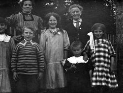 Gruppe barn og voksne til fotografering.