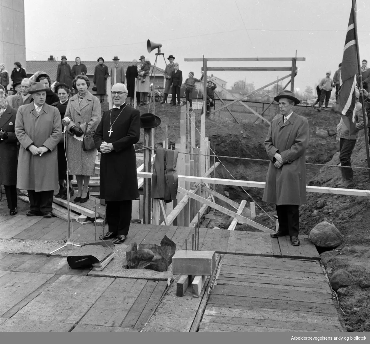 Tonsen kirke. Grunnstensnedleggelse. Biskop Johannes Smemo la ned grunnsteinen. November 1959