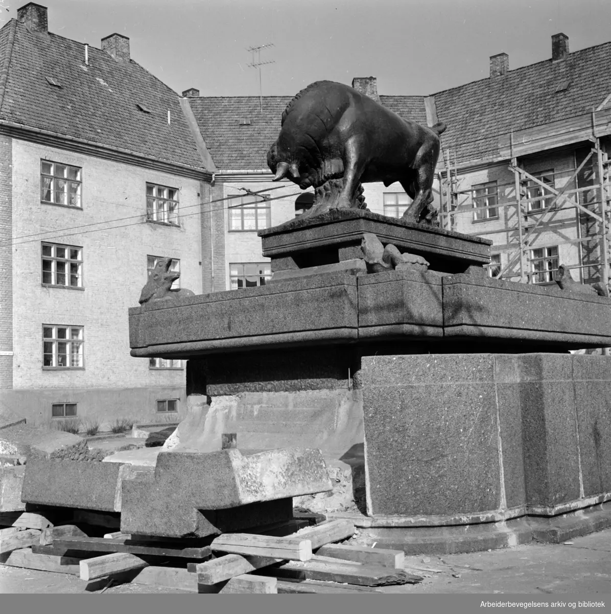 Torshov oksefontenen. Reparasjoner før fontenen kan fylles opp med vann. Mars 1964