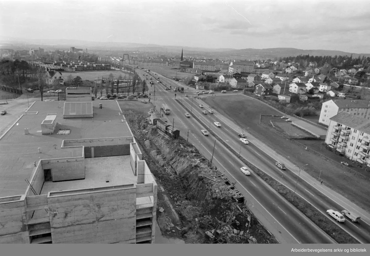 Trondhjemsveien. Krysset Bjerkebanen - Årvollveien. Oktober 1970
