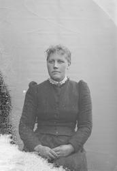 Portrett. Ung kvinne.