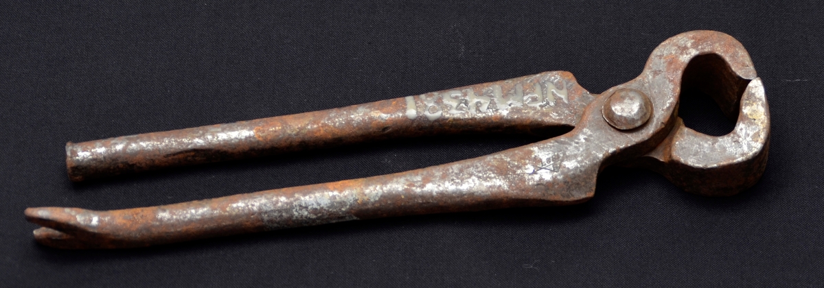 Form: Knipetong med spor for spikeruttrekk på den eine armen.
Bruk: Knipetongen var av skomakaren nytta til mangt. Som til dømes å trekke ut stift og rive av gamle hælfliker.