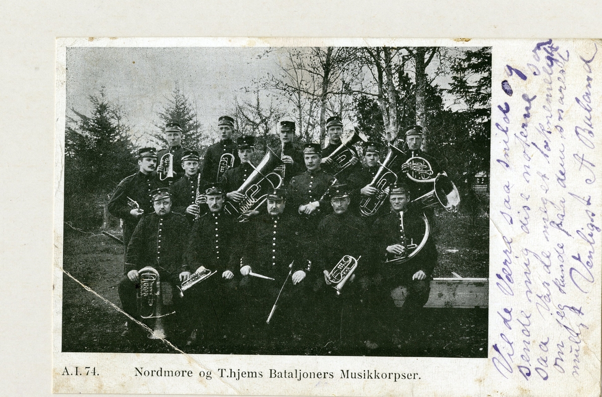Postkort med et gruppebilde av Nordmøre og T.hjems Bataljoners Musikkorpser utendørs.