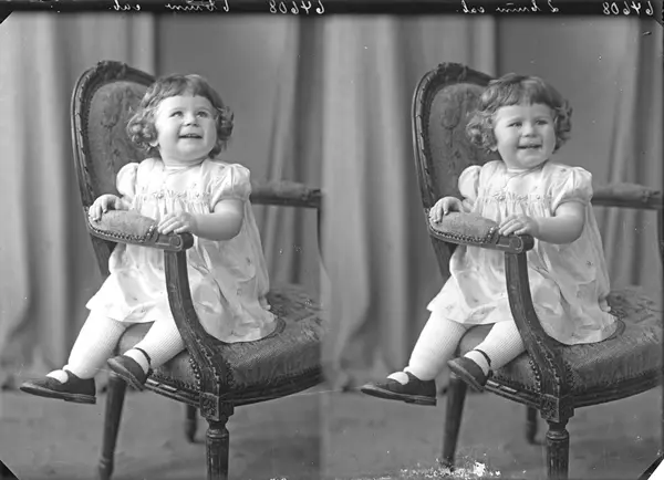 Portrett. Liten pike. Bestilt av Olav J. Olsen. Sørhaugt.