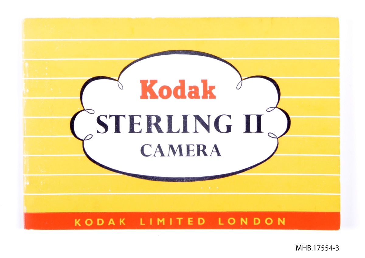 Folde fotoapparat Kodak Sterling II (Film No. 620) i eske og veilednings bok og belysningstabell. Kameraet serial no.21195. Kodak Anaston f/4,5 105 mm linse; Pronto Tysk lukker 1/25- 1/200, +B mode. På baksiden står den røde vindu brukes for frame telling. Produksjonssted England.
