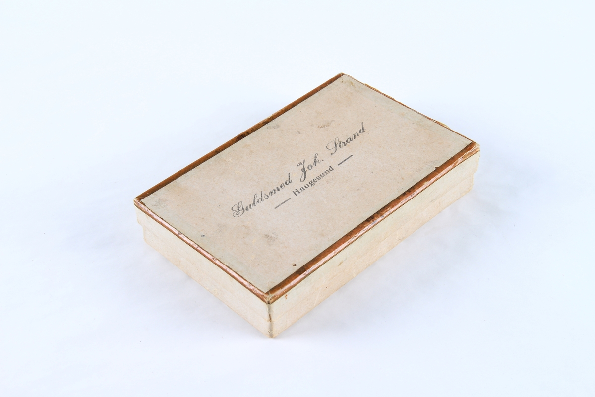 Eske med lokk. Brukt til oppbevaring av 14 forskjellige små smykkegjenstander.