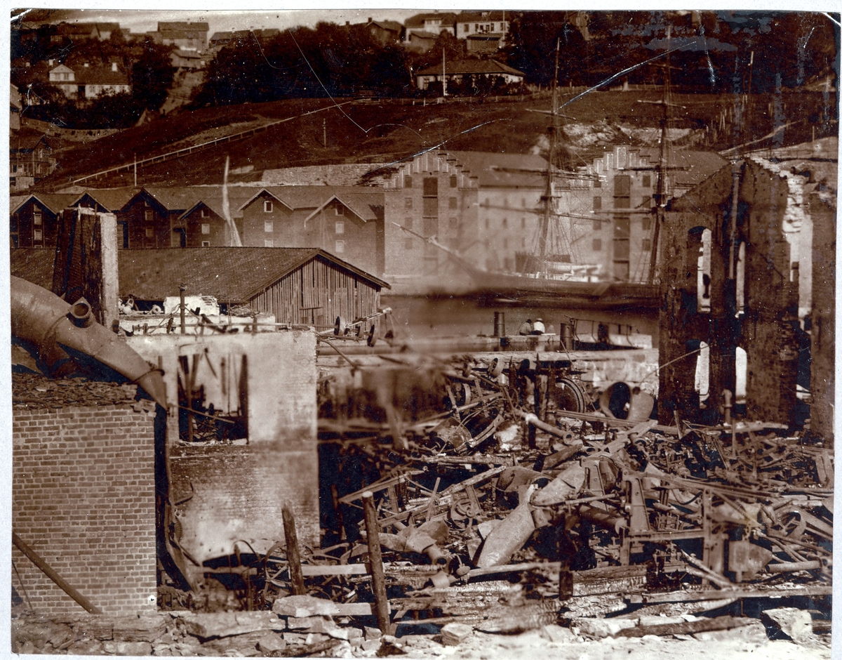Bilde 1 og 2 viser partier etter brannen på Union bruk på Smieøya 8. September 1881. Bilde nr. 3 viser parti av Skien straks etter brannen i 1886.