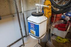 Statoil Hemnes. Verksted interiør med beholder med håndcreme