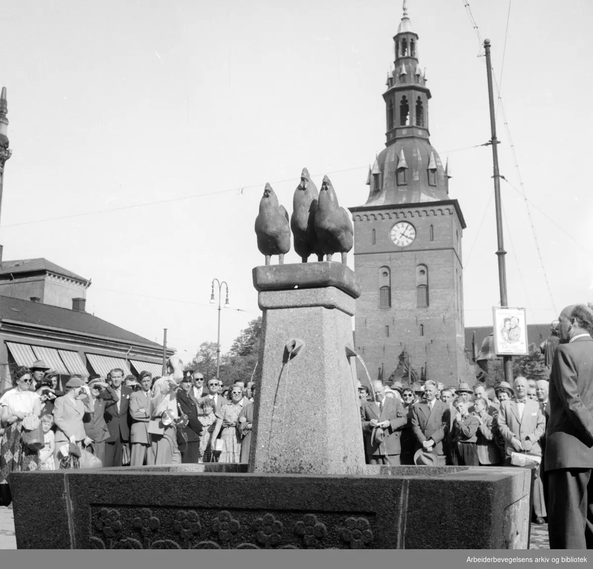 Stortorget: Avdukning av Hønefontenen. Juni 1955