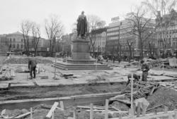 Studenterlunden. Plassen rundt Wergeland-statuen blir steins