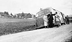 Buss i grøfta, personer. Asbjørn Hjerkinn, Olga Tallerås t. 