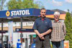 Statoil Hemnes. Portrett innehaver Leif Arne Lundhagen og ko