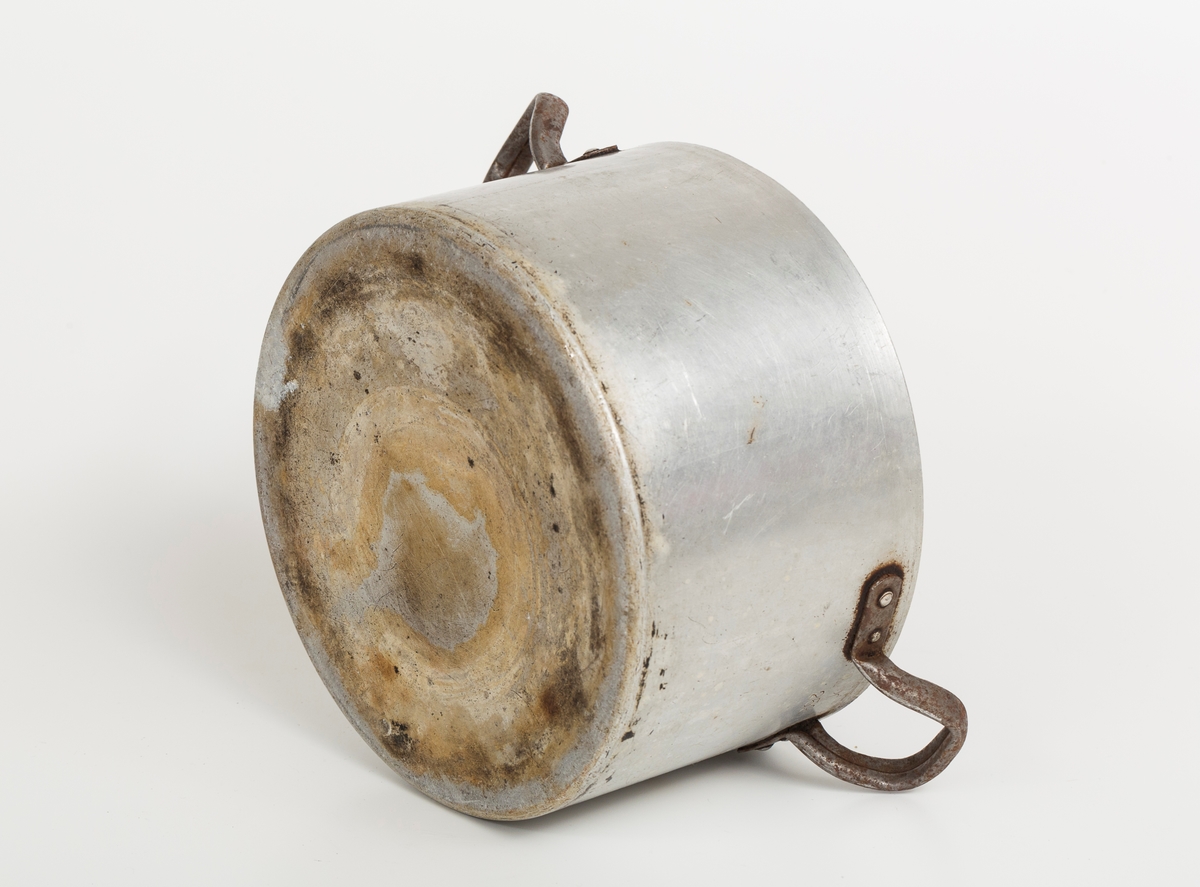 Kasserolle i aluinium. Uten lokk. Hank på hver side.