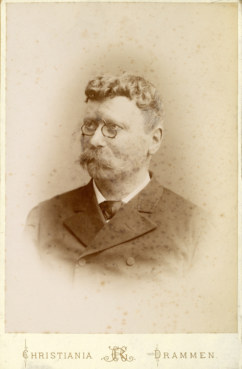 Fotoalbum etter Lorentz Severin Skougaard.
Lorentz Severin Skougaard (født 11. mai 1837 i Farsund, død 1885 i New York) var en norskfødt tenor. Han var bror til offiseren Johan Skougaard.
I New York, hvor Skougaard senere døde, ble han en fetert sangpedagog. Hans gravminne ses på Langesund kirkegård i Telemark.