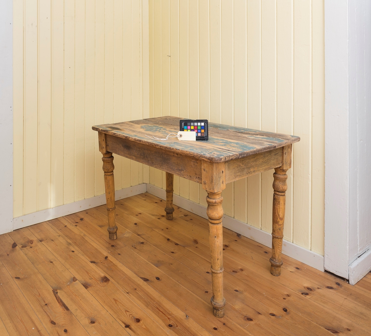 Bord satt sammen av tre bordplater, og med 4 dreiet ben.