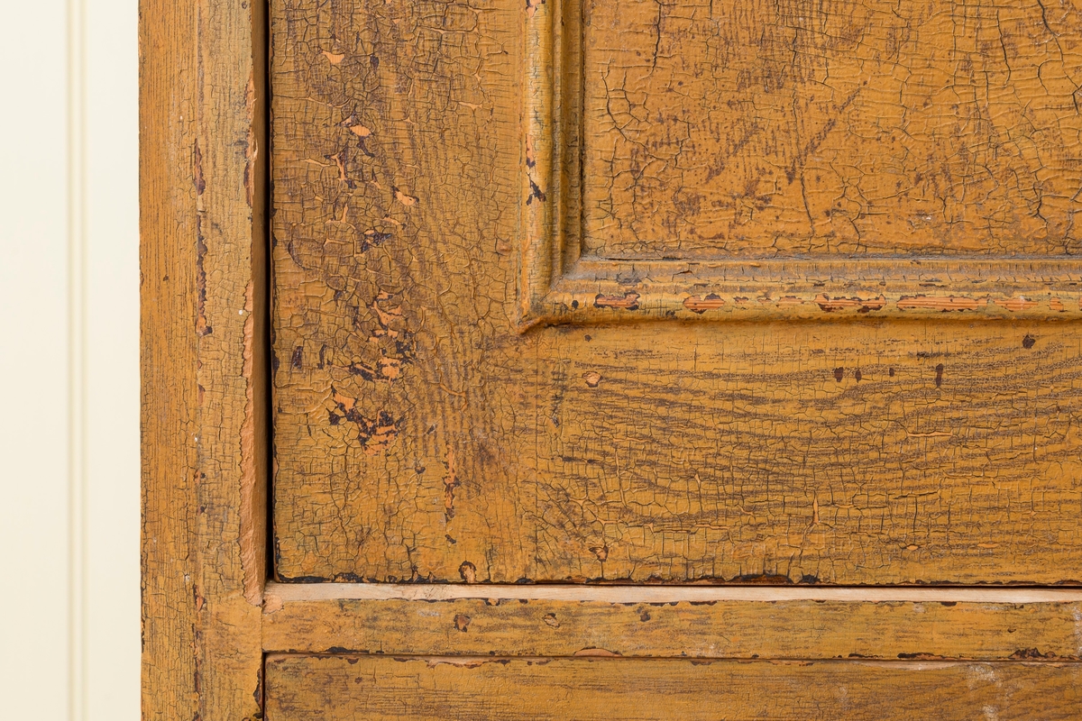 Skap med to skuffer. Lås på skuffene i messing. Skapdør mangler lås. Mangler nøkkel. 4 hyller på innsiden av skapet.